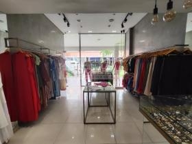 Riverside Walk Shopping